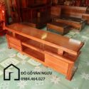 Kệ gỗ TV14 bằng gỗ xoan đào nhìn chung khá đơn giản, nhẹ nhàng