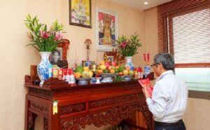Thay bàn thờ mới