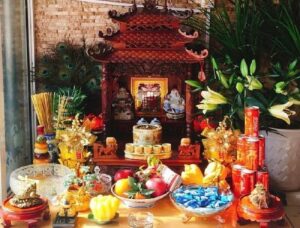 cúng thần tài trên bàn thờ gia tiên được không