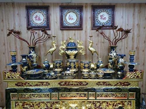 Bàn thờ gia tiên có mấy bát hương