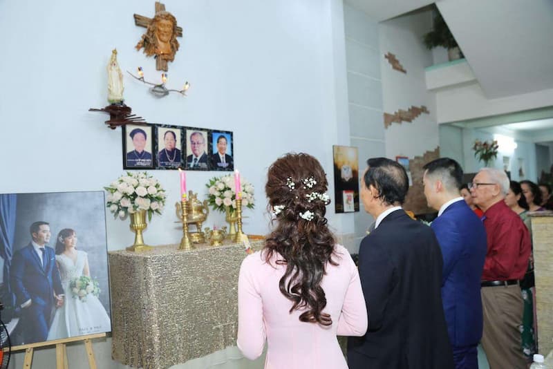 Cách lạy bàn thờ gia tiên đúng nhất cho mọi gia đình