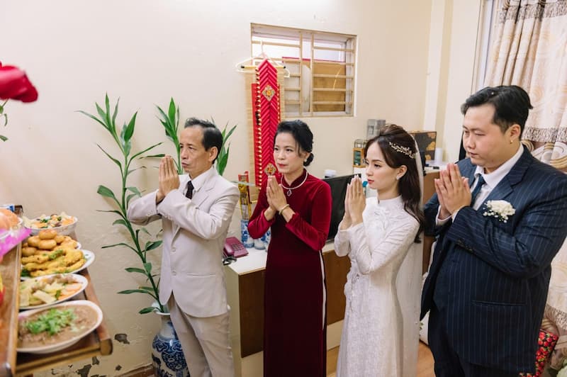 Cách lạy bàn thờ gia tiên đúng nhất cho mọi gia đình