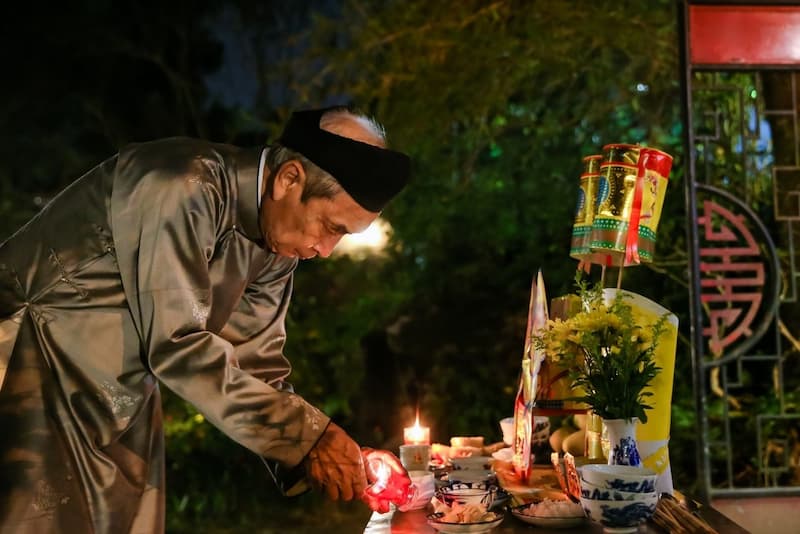 An Nhập Hương Linh Lên Bàn Thờ Gia Tiên